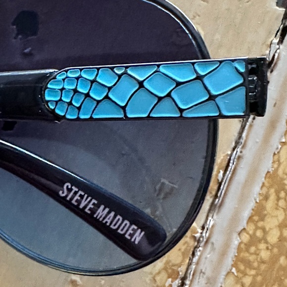 Steve Madden Aviator Sunglasses - Picture 4 of 5
